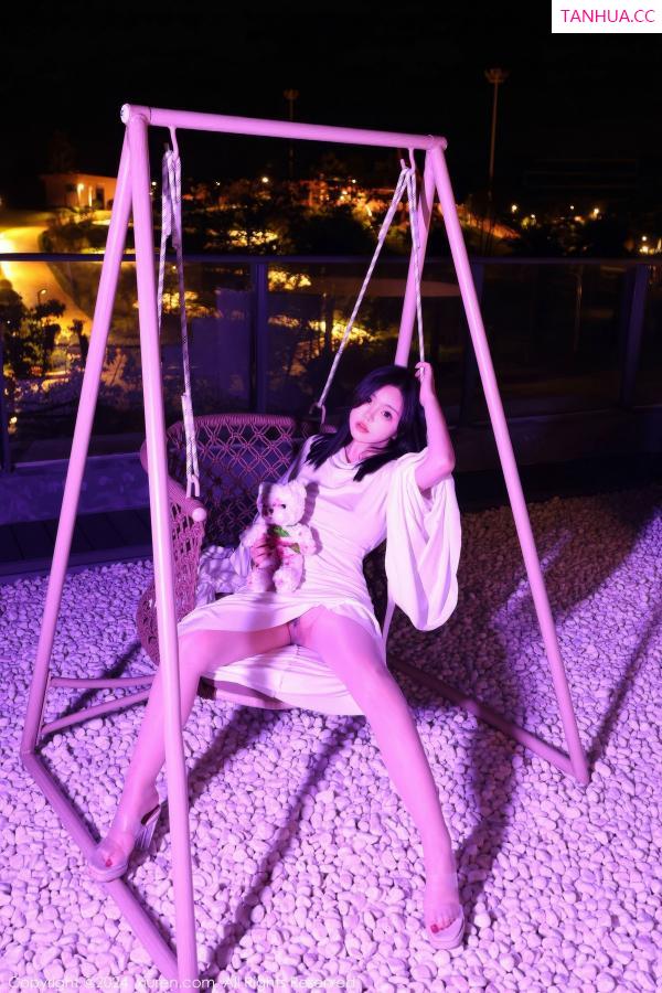   [XiuRen]高清写真图 2024.10.31 No.9376 小薯条nienie 丝袜美腿第35张图片
